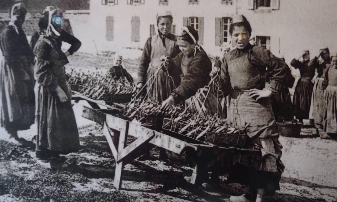 Femmes préparant des sardines pour les conserveries de Penmarch, Finistère, circa 1920 - source : WikiCommons