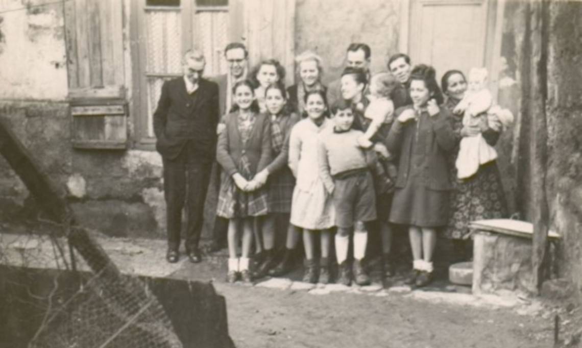 La famille de M. Torres, au complet devant sa maison, La Plaine Saint-Denis, circa 1940 - source : Archives de la ville de Saint-Denis
