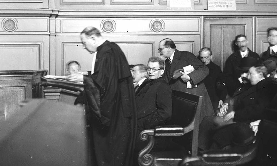 L'abbé Louis Bethléem (assis avec les lunettes, au centre) lors de son procès au mois de mars 1927, Agence Rol - source : Gallica-BnF