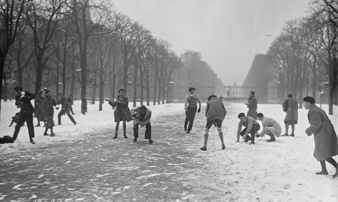 Adolescents parisiens se lançant des boules de neiges, Agence Rol, 1929 - source : Gallica-BnF