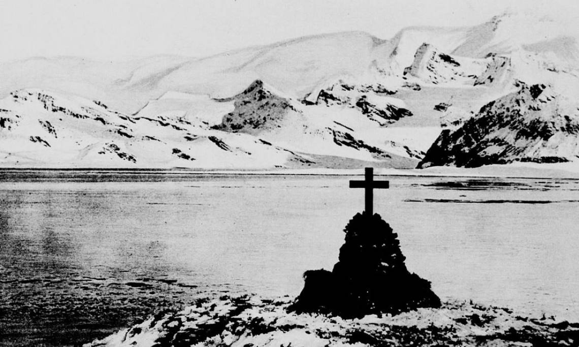 Tombe de l’explorateur Ernest Shackleton en Géorgie du Sud, Antarctique, Le Monde Illustré, 1922 – source : RetroNews-BnF