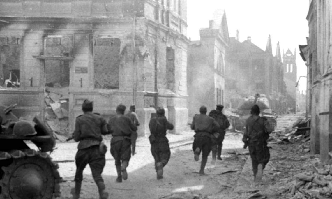 Soldats soviétiques lors d'une attaque dans la ville lettone de Jelgava, juillet 1944 - source : WikiCommons