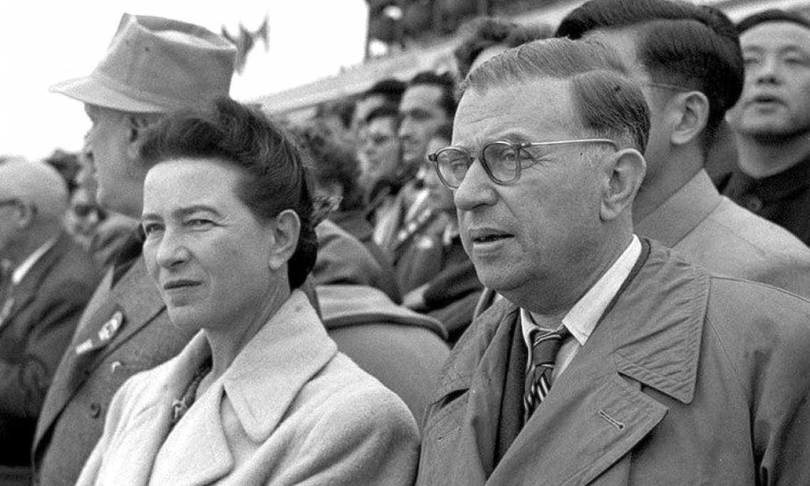 Simone de Beauvoir (à gauche) et Jean-Paul Sartre lors de la cérémonie de création de la Chine communiste, 1955 - source : Xinhua News Agency-WikiCommons 