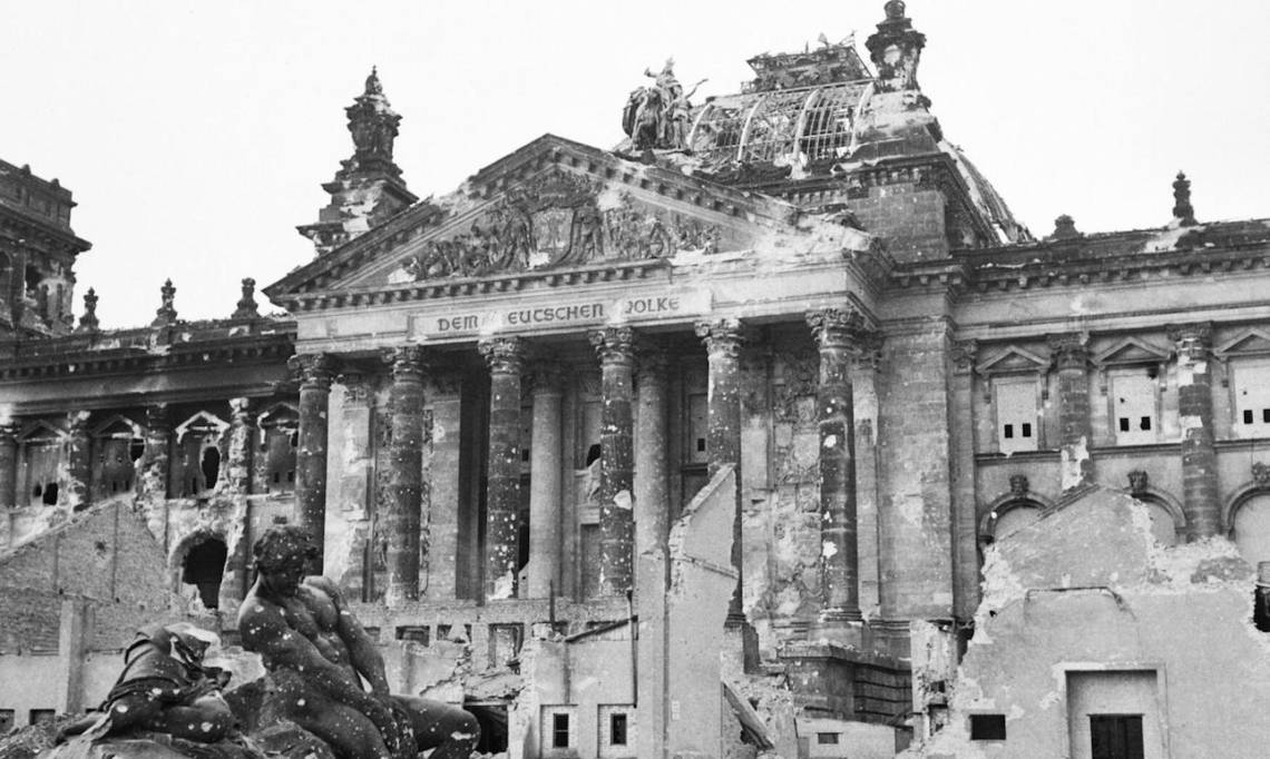 Ruines du Reichstag après bombardements, Berlin, 3 juin 1945 - source : Unité de photographie de l’Armée britannique-WikiCommons
