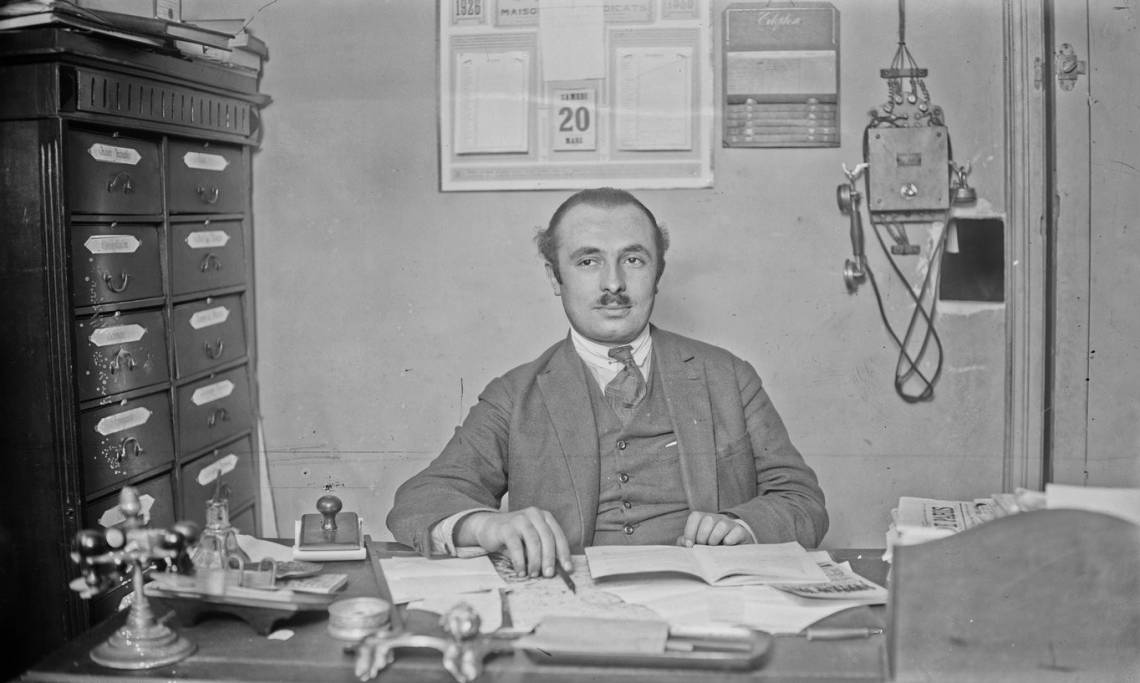 Photo du député de la Seine Jacques Duclos (1896-1975) à son bureau, Agence Rol, 1926 - source : Gallica-BnF