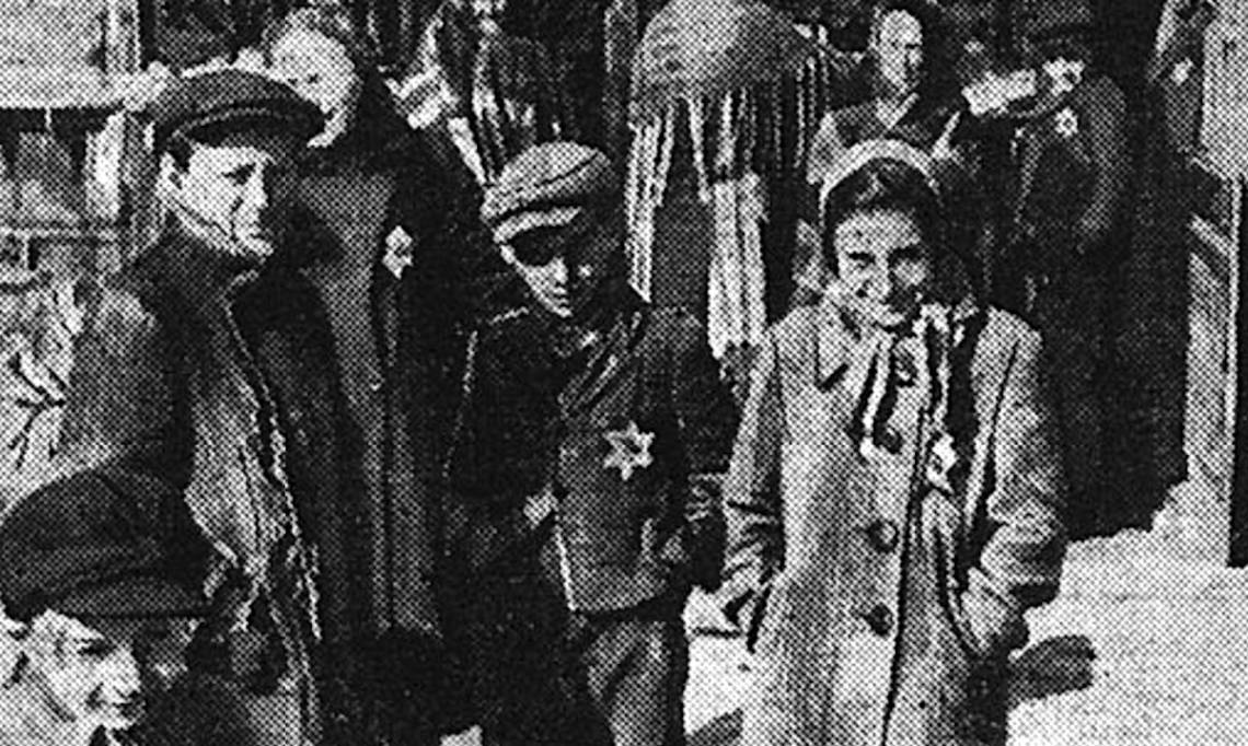 Enfants juifs polonais du ghetto de Bedzin portant l'« étoile jaune », Le Matin, 1942 - source : RetroNews-BnF