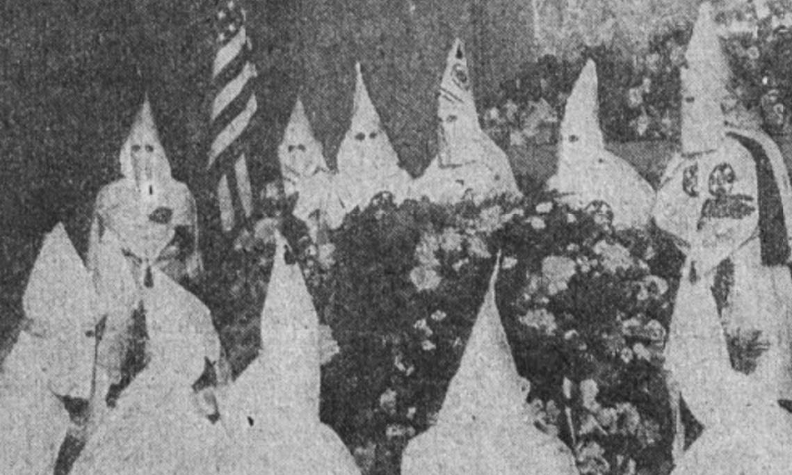 Veillée de membres du Ku Klux Klan autour d'un de leurs chefs assassinés, Le Petit Journal, 1926 - source : RetroNews-BnF