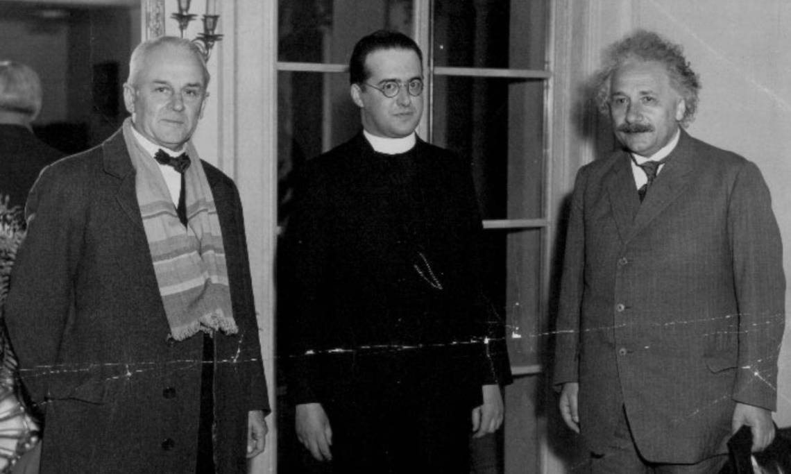 Les grands physiciens de la première moitié du XXe siècle Robert A. Millikan, Georges Lemaître et Albert Einstein, 1933 - source : WikiCommons