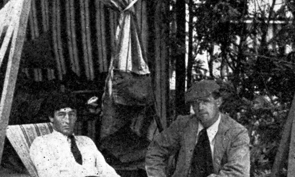 L'écrivain Jack London (à droite) avec ses amis Porter Garnett et George Sterling au Bohemian Grove Camp, 1907 - source : WikiCommons