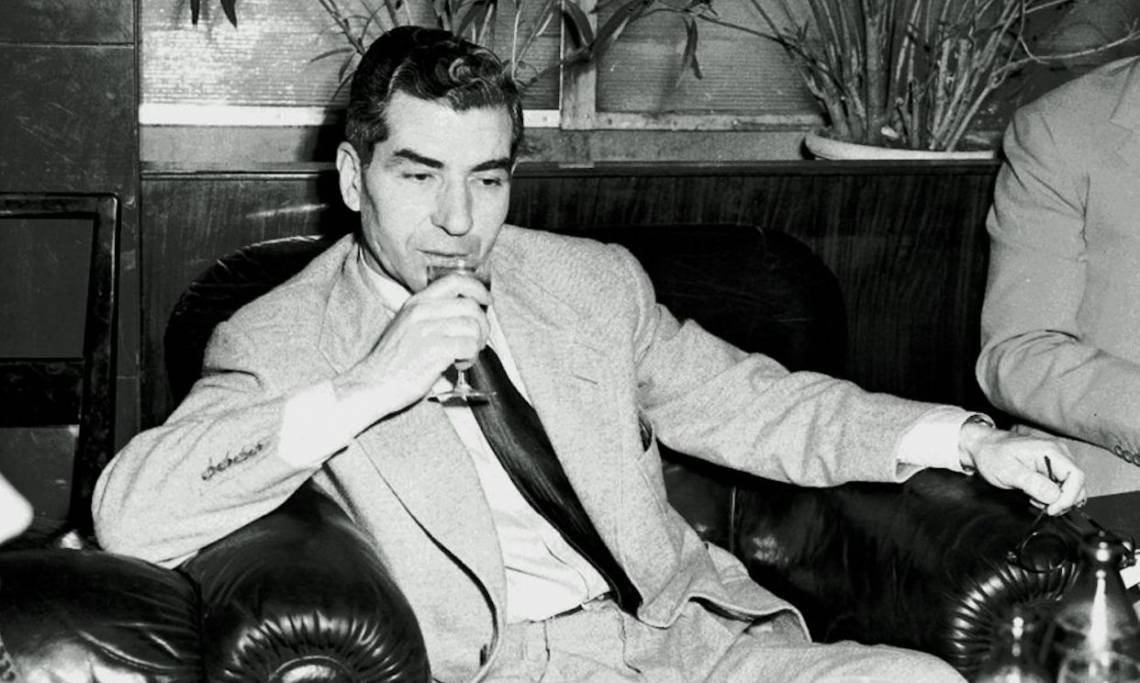 « Lucky » Luciano sirotant un verre à l'hôtel Excelsior de Rome, 1948 - source : WikiCommons