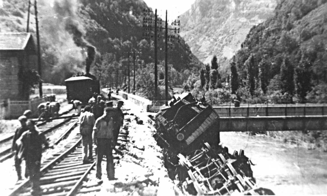Un train couché dans l’Albarine, à Saint-Rambert-en-Bugey, résultat d'un sabotage effectué par le Maquis de l’Ain le 9 juin 1944 - source : WikiCommons