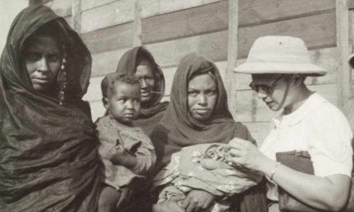 Femmes et enfants mauritaniens en compagnie d'une médecin française, circa 1930 - source : Agence de la France d'outre-mer-Institut français d'Afrique noire