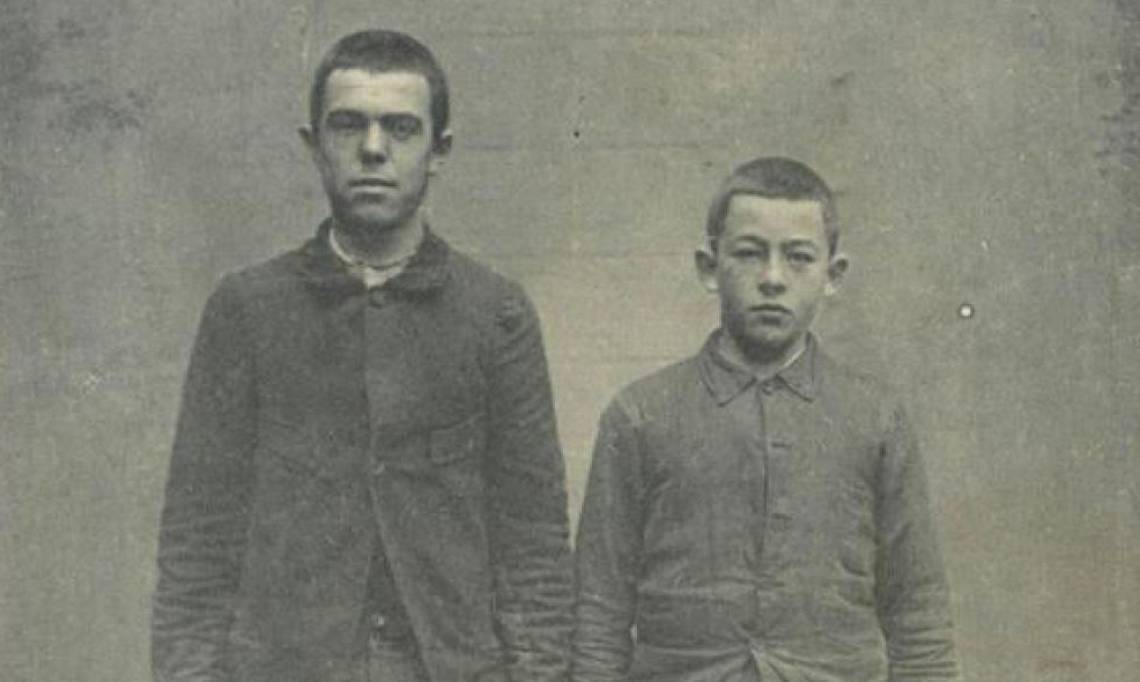 « Joseph Jacquiard (16 ans) et Joseph Vienny (14 ans), les deux assassins de la ferme de Jully », carte postale d'époque, 1909 - source : WikiCommons