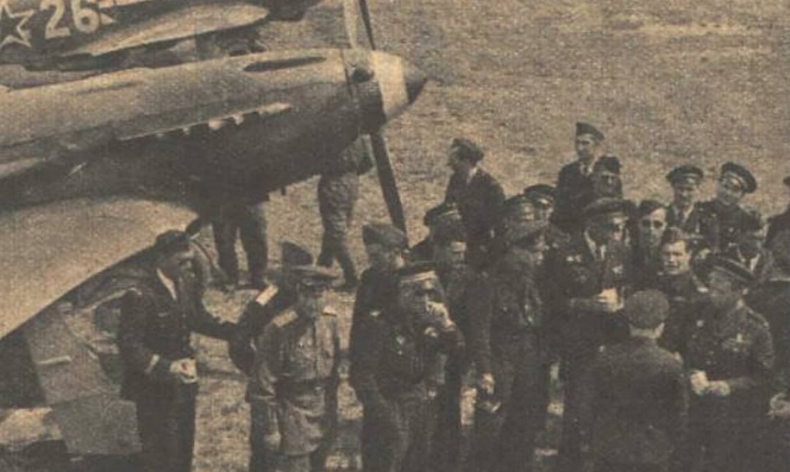 Arrivée au Bourget des pilotes du régiment français le Normandie-Niémen, Regards, juin 1945 - source : RetroNews-BnF