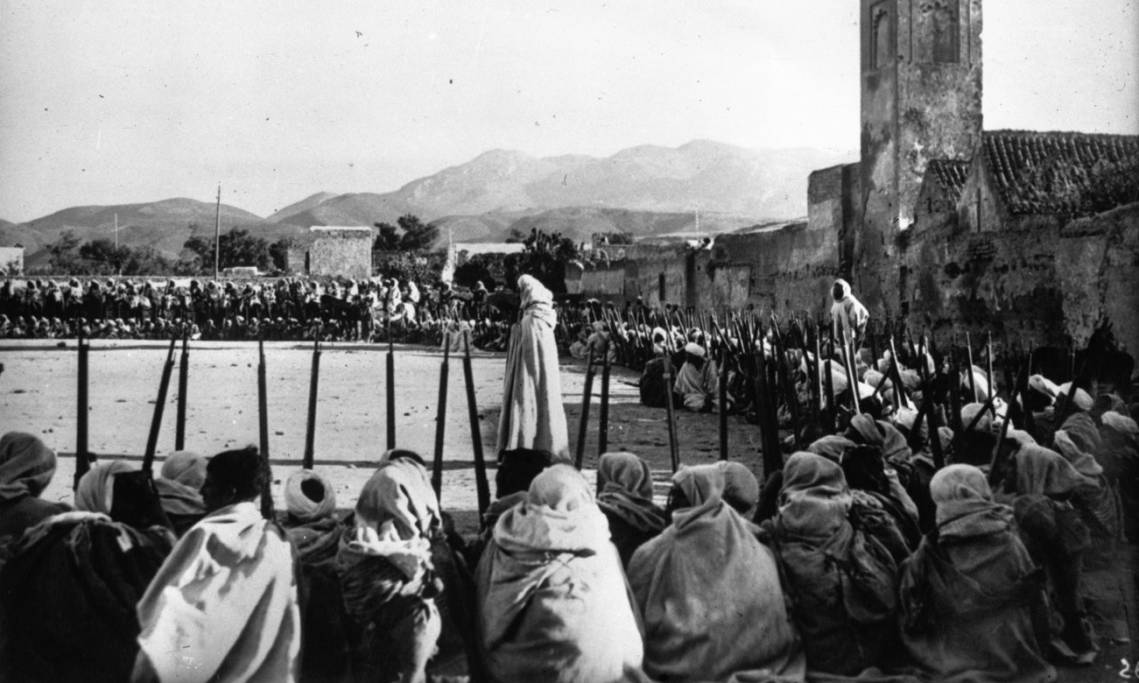 Guerre du Maroc : distribution d'armes aux partisans à Taza, Agence Meurisse, 1930 – source : Gallica-BnF