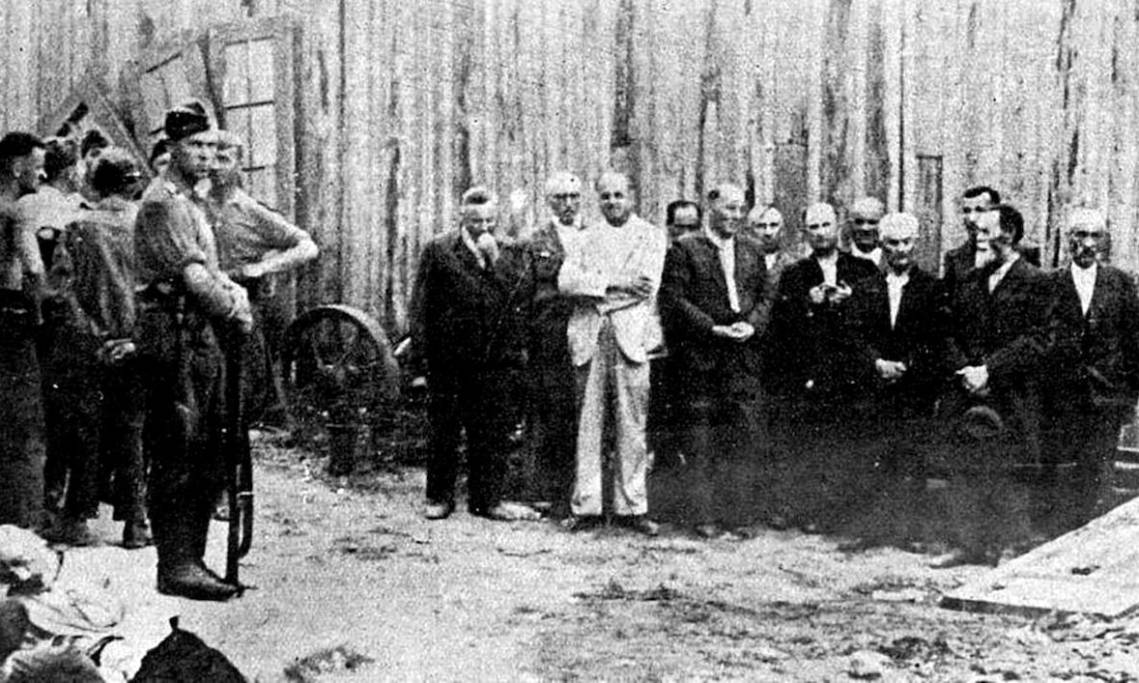 Membres d’une communauté juive de Bessarabie tenus en otage par la Wehrmacht, 1941 - source : Bibliothèque de Budapest-WikiCommons