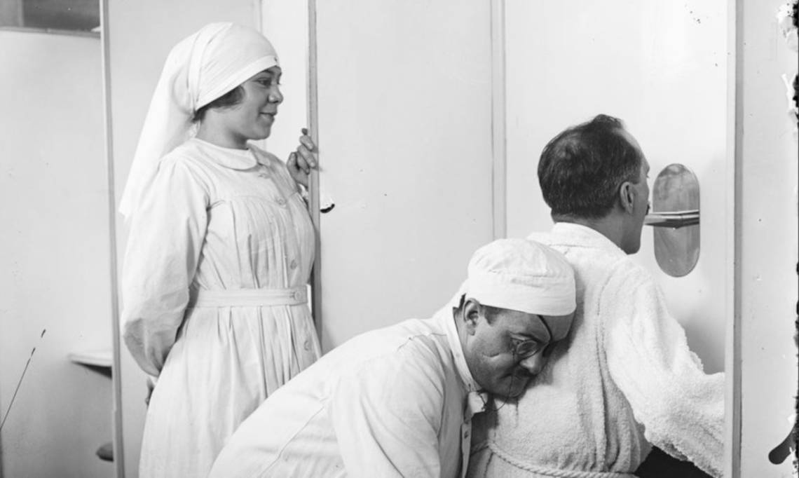 Patient aspirant une vapeur médicamenteuse dans l'inhalatorium du docteur Arnold à Paris, Agence Rol, 1920 - source : Gallica-BnF