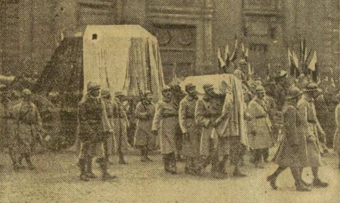  « Le cercueil du soldat inconnu est porté à bras par six combattants qui vont le placer sous le dôme », L'Excelsior, 12 novembre 1920 - source : RetroNews-BnF