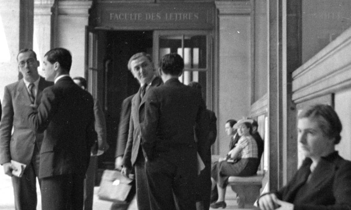Étudiants sous les arcades de la Sorbonne, 1948 - source : Nationaal Archief Materiaalsoort-WikiCommons