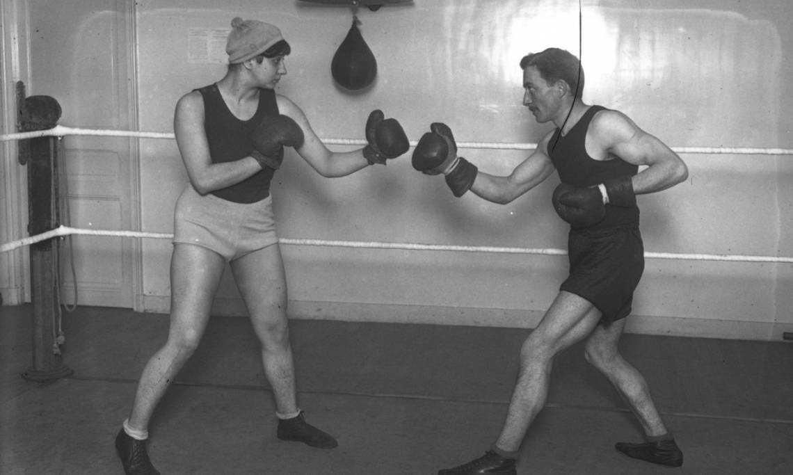Entraînement à la boxe de Violette Moris avec un sparing partner, Agence Rol, 1913 - source : Gallica-BnF