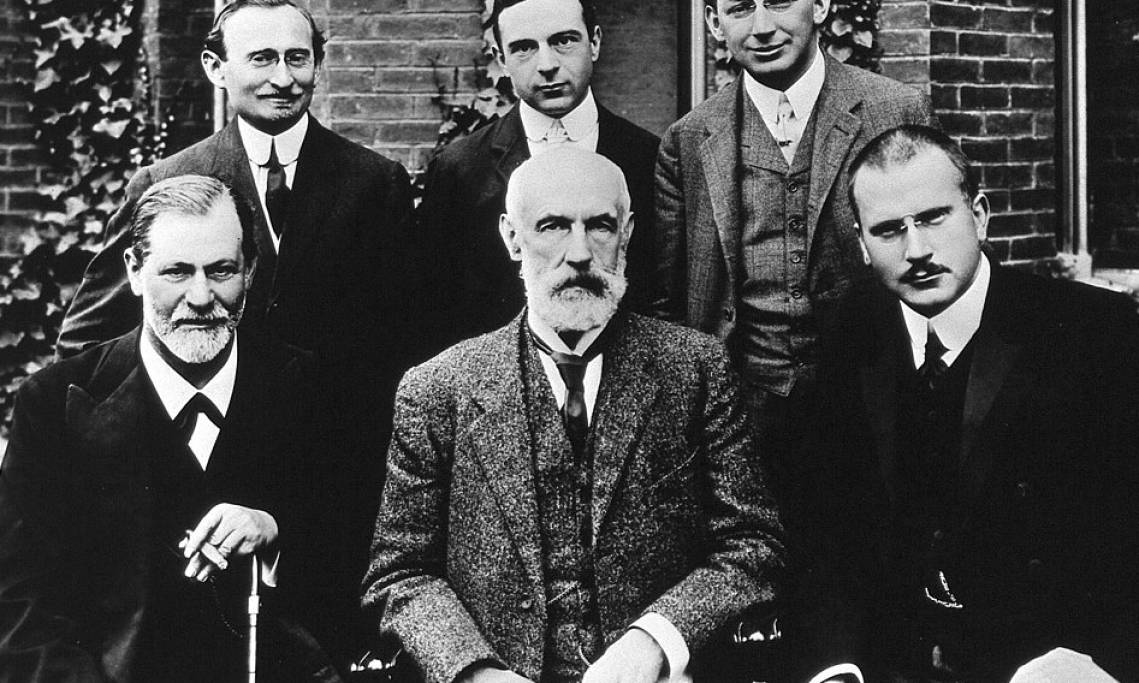 Photo de groupe devant l'Université de Clark en 1909, au premier rang Sigmund Freud, Granville Stanley Hall, Carl Jung - source : WikiCommons