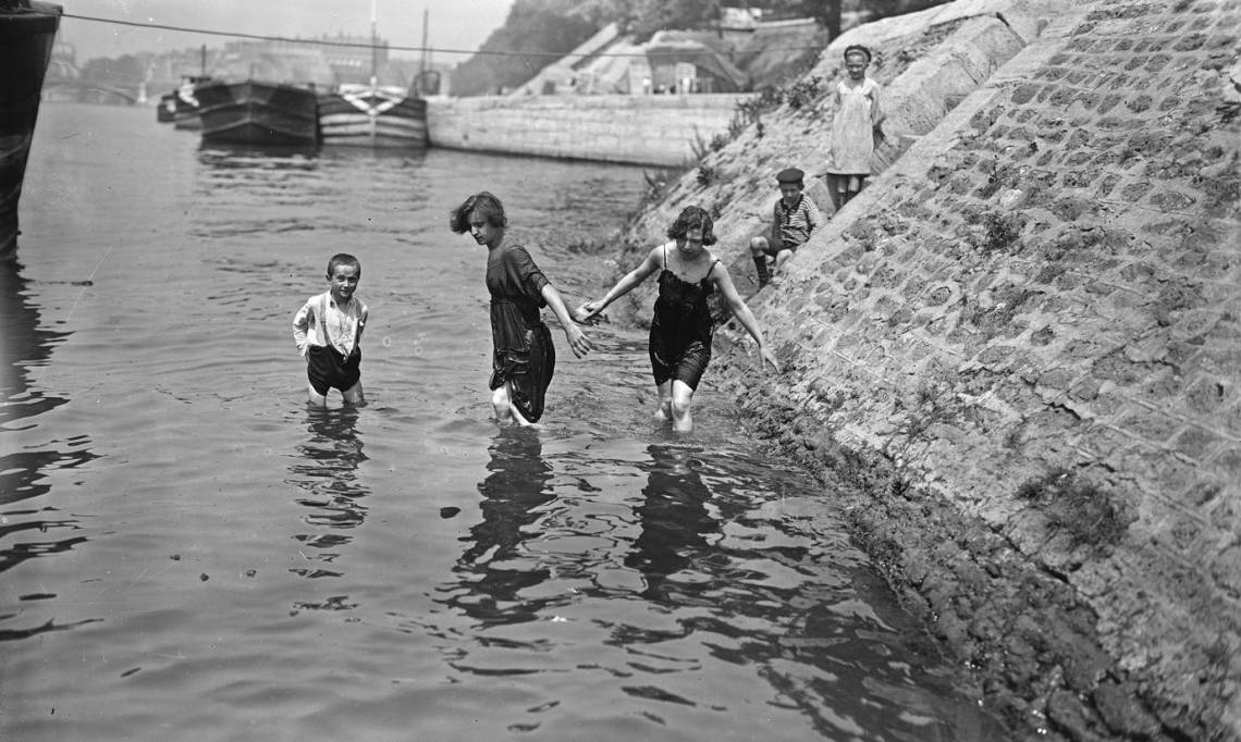 Chaleur à Paris : des enfants se baignent dans la Seine, juillet 1921 - source : Gallica-BnF