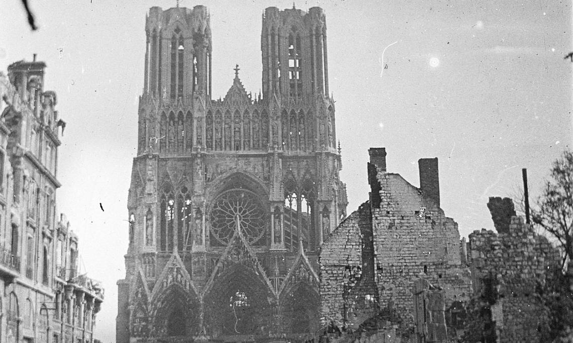 La façade de la cathédrale de Reims après les bombardements de 1914. Source : Wikimedia Commons