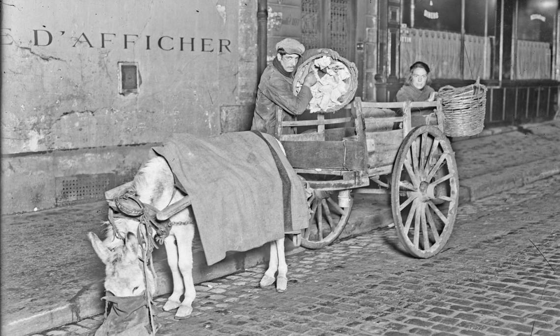 Chiffonniers dans Paris à la nuit tombée, Agence Rol, 1924 - source : Gallica-BnF