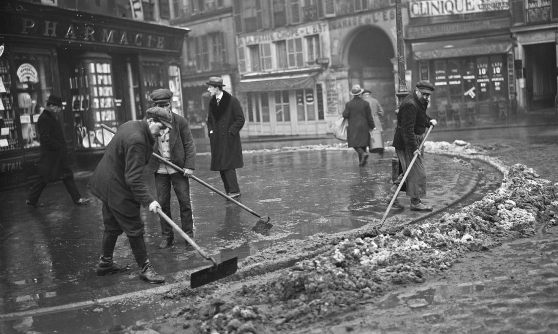 Jour de neige rue de la Fidélité, dans le 10e arrondissement à Paris, Agence Rol,1922 - source : Gallica-BnF