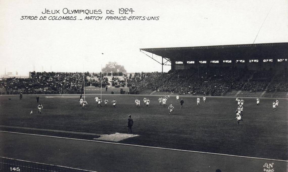 Carte postale illustrée par une photo du match France–États-Unis prise depuis les tribunes, 1924 - source : WikiCommons