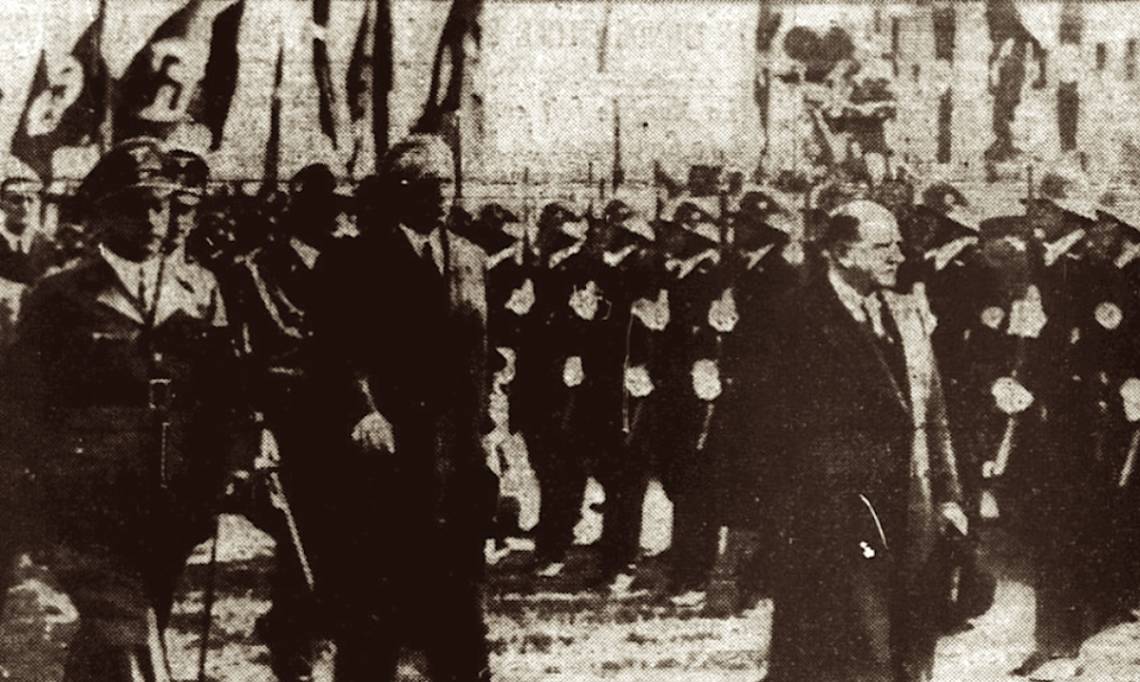 Le président du Conseil Édouard Daladier accueilli par von Ribbentrop à Munich, en amont de la signature des « Accords », L'Ouest-Éclair, 1938 - source : RetroNews-BnF