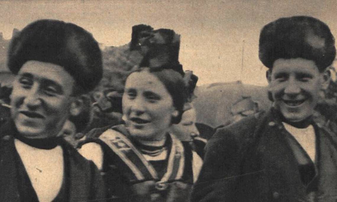 Paysans alsaciens photographiés lors d'un reportage au sujet de la présence nazie en Alsace, Regards, 1938 - source : RetroNews-BnF 