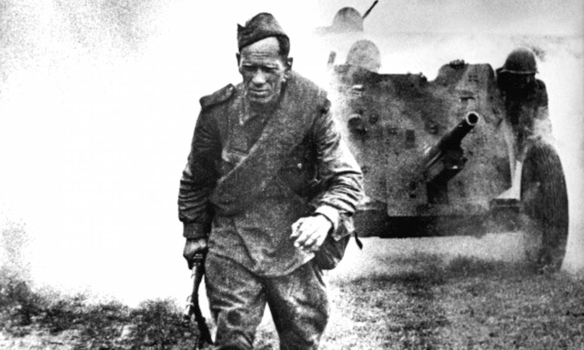 Fantassin de l'armée soviétique et canon anti-char, Israel Ozersky, 1943 - source : RIA Novosti-WikiCommons