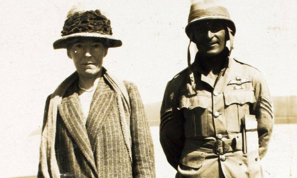 Sgt. Reeves et Gertrude Bell en Irak, circa 1920 – source : Flickr-WikiCommons