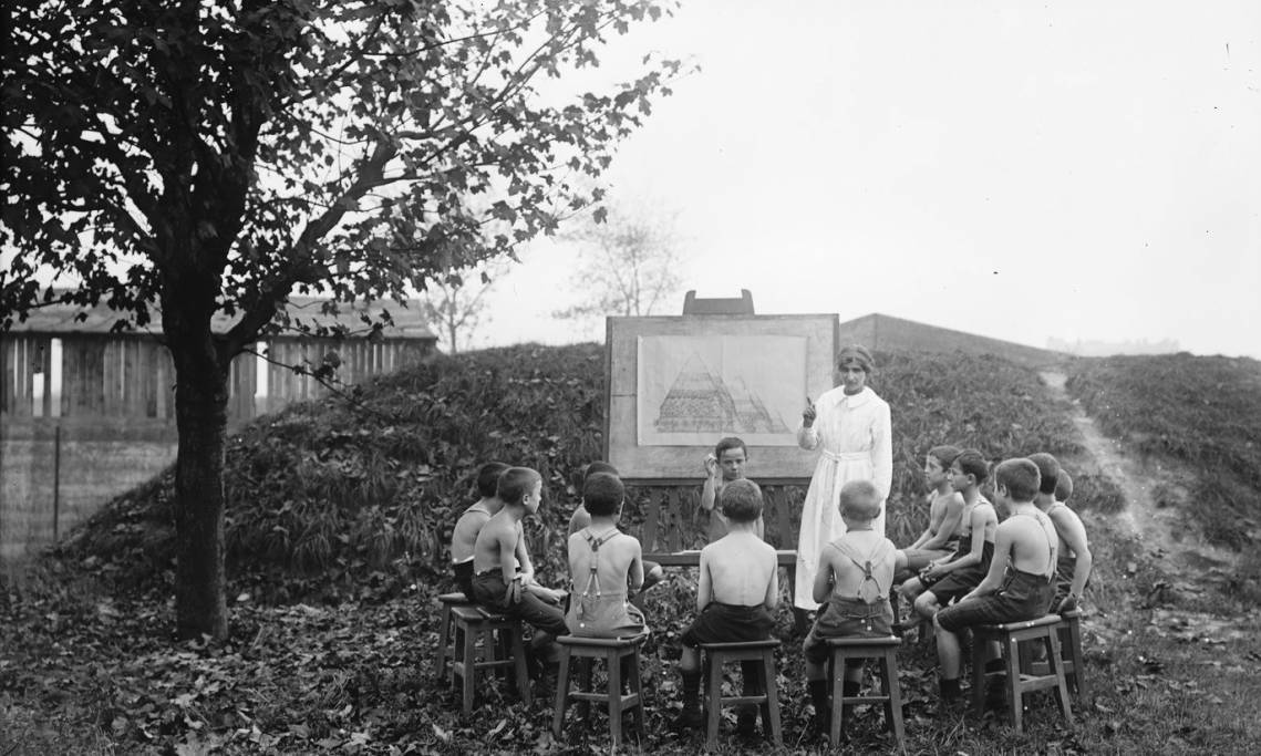 Un cours à l'école de plein air du boulevard Bessières à Paris, Agence Rol, 1921 - source : Gallica-BnF