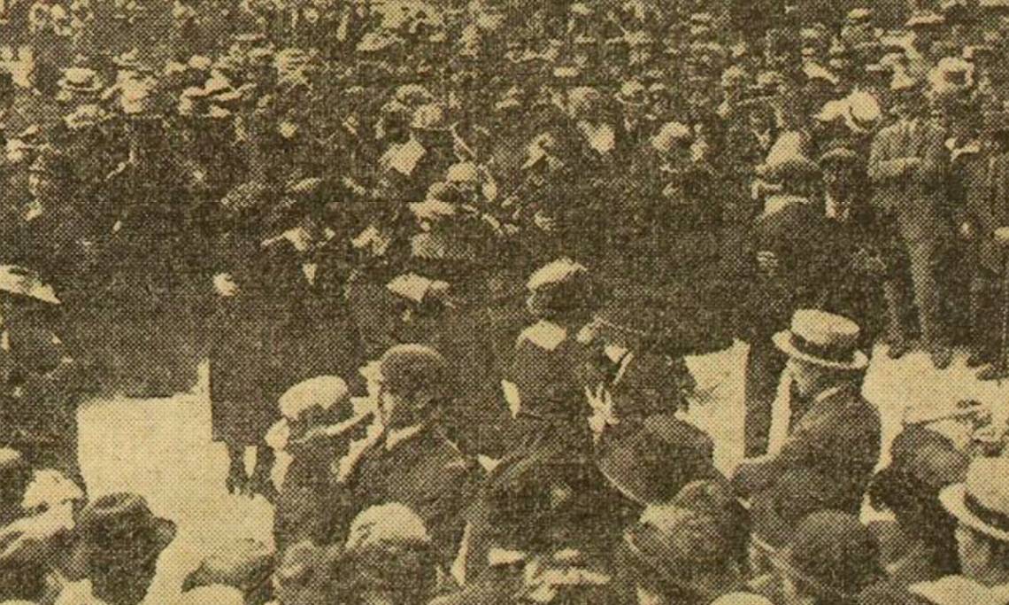 « Un bal improvisé sur les marches de l'Opéra », photo publiée dans L'Excelsior, 29 juin 1919 - source : RetroNews-BnF