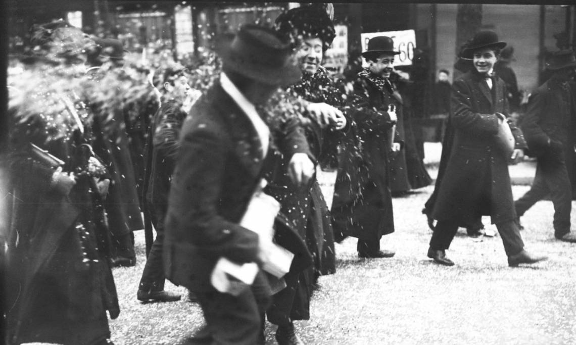 Le jour de mardi gras, bataille de confettis dans la foule, Agence Rol, février 1912 - source : Gallica-BnF