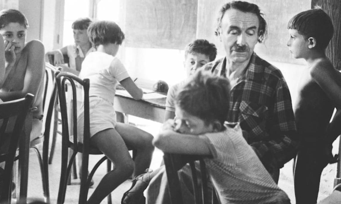 L'instituteur Célestin Freinet donnant cours dans les années 1950 - source : Contretemps, Revue de critique communiste