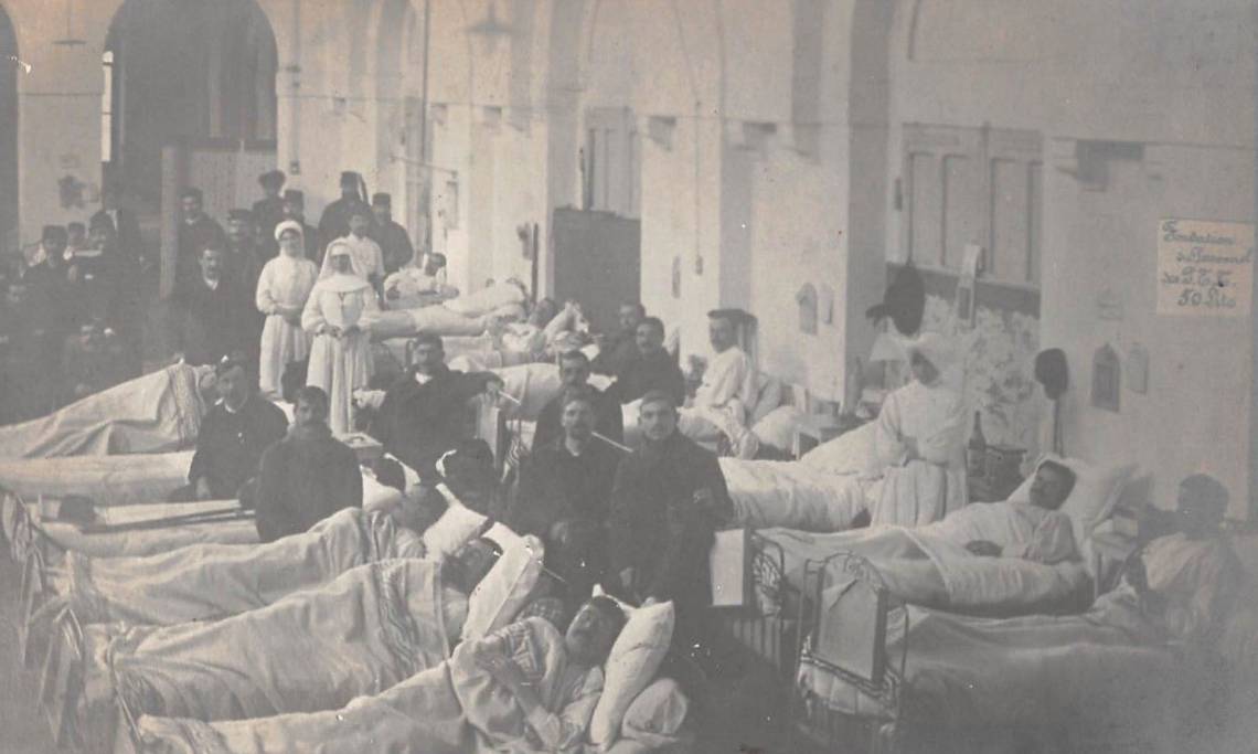 Carte postale présentant l'Intérieur d'une salle de l'hôpital Saint-Sébastien à Marseille, circa 1900 - source : Archives départementales des Bouches-du-Rhône