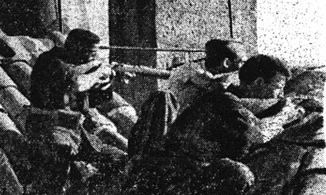 Jeunes miliciens à l'arrière des barricades, Le Petit Journal, 1936 - source : RetroNews-BnF