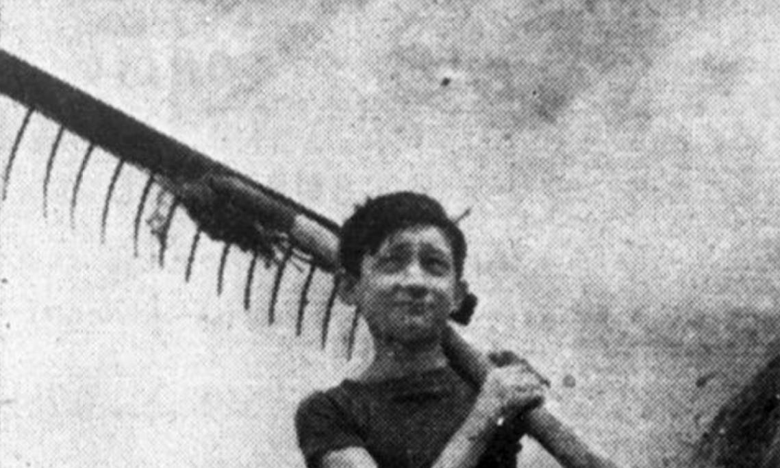 Photo d'un garçon réquisitionné au camp paysan de Fleurus dans le cadre du Service civique rural, La Petite Gironde, 1941 - source : RetroNews-BnF