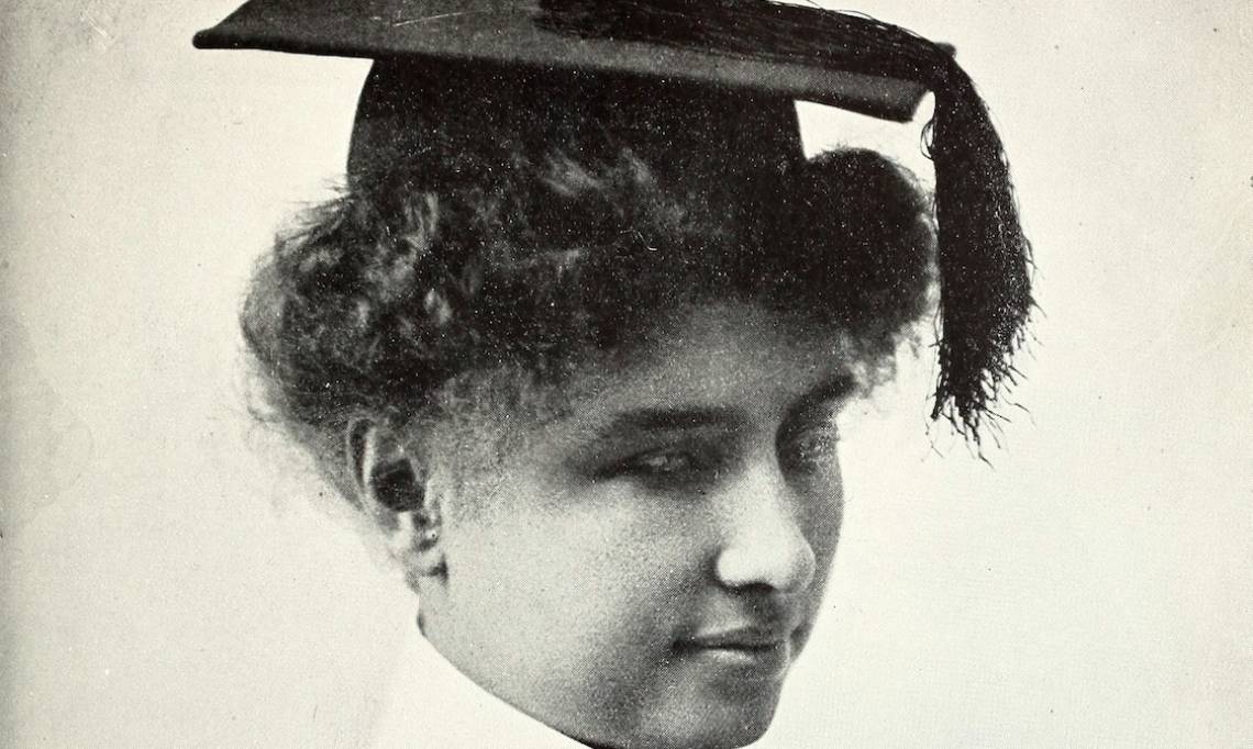 Photo d'Helen Keller lors de sa remise de diplôme, Whitman Studio, 1904 - source : WikiCommons