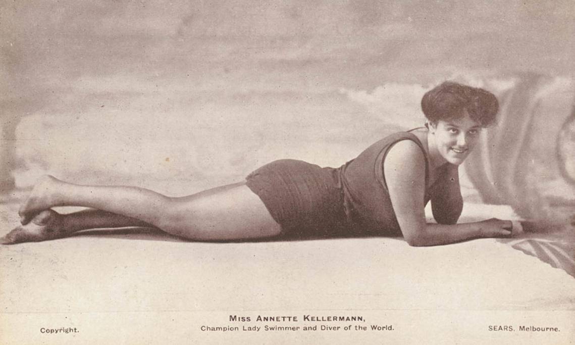 Carte postale des années 1900 montrant la nageuse Annette Kellerman en position allongée - source : WikiCommons