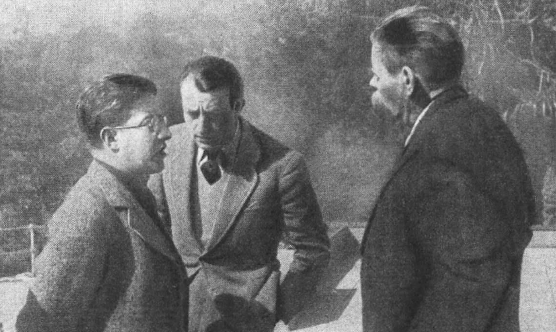 L'écrivain André Malraux en URSS, entre les écrivains soviétiques Koltzov (à gauche) et Maxime Gorki (à droite), dans Marianne, 1936 - source : RetroNews-BnF