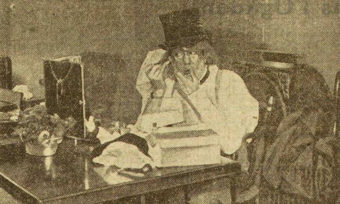 L'acteur Michel Simon se maquillant en vue d'une séance de photos pour L'Excelsior, 1935 - source : RetroNews-BnF