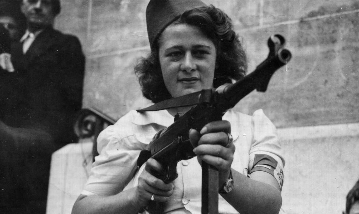 Simone Segouin alias « Nicole », résistante française connue notamment pour avoir capturé 25 soldats allemands dans les environs de Chartres, 1944 - source : WikiCommons 