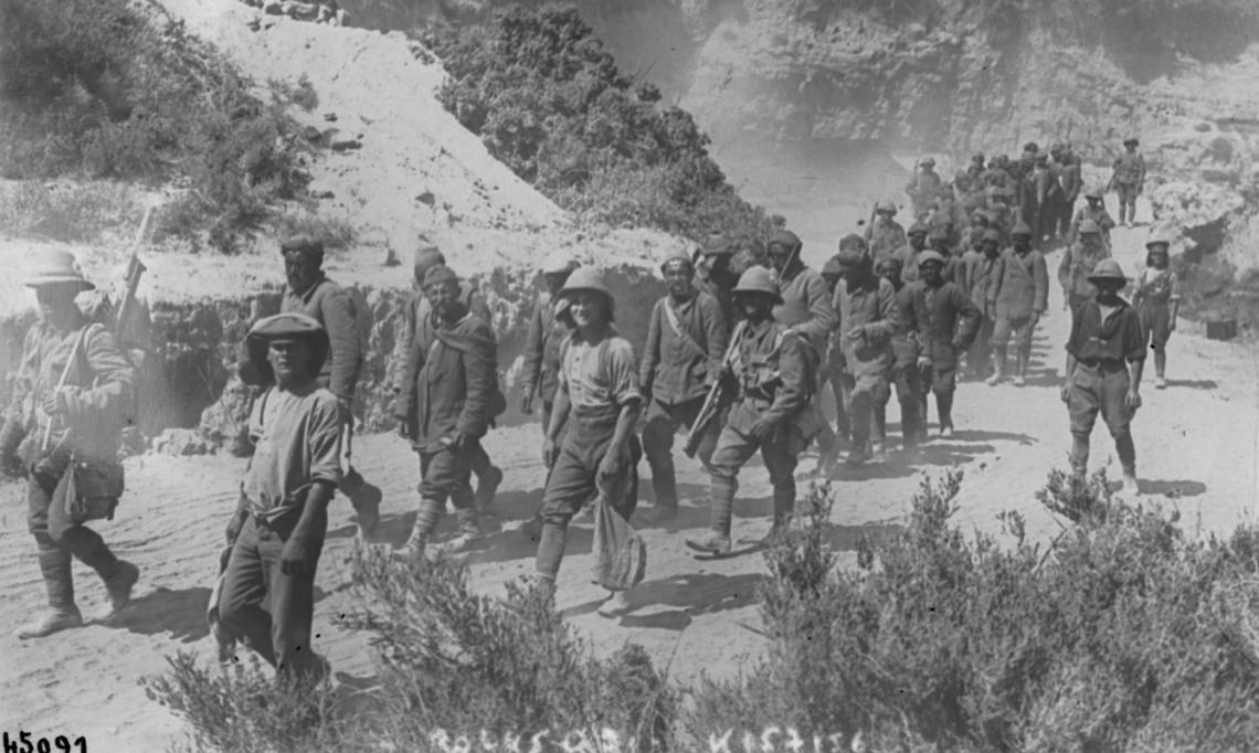 Prisonniers turcs encadrés de soldats britanniques à Gallipoli, Turquie, Agence Rol, 1915 - source : Gallica-BnF