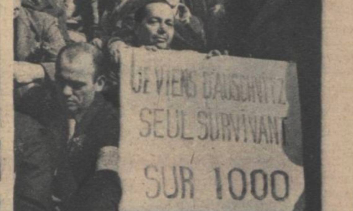 Retour de déportés en France, brandissant une pancarte « Je viens d'Auschwitz – seul survivant sur 1000 », Regards, 1945 - source : RetroNews-BnF