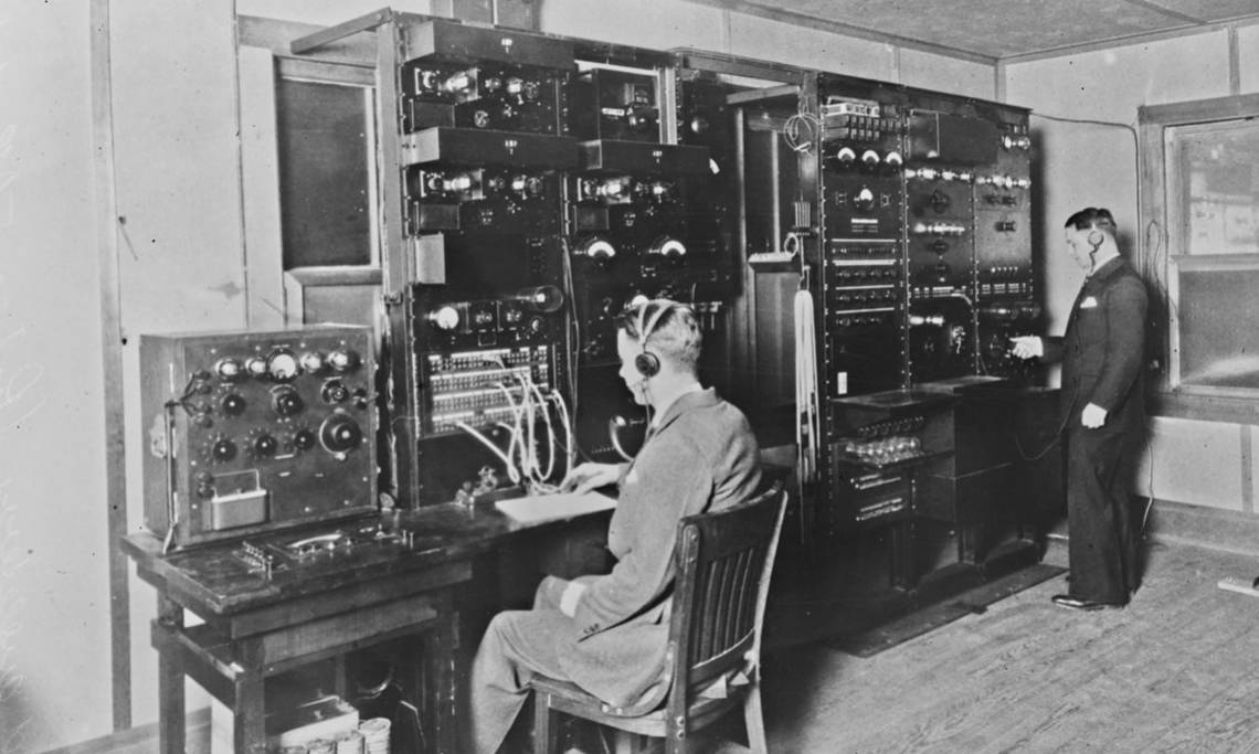 Transformation de radio-téléphone venant d'Angleterre, Agence Rol, 1925 - source : Gallica-BnF 