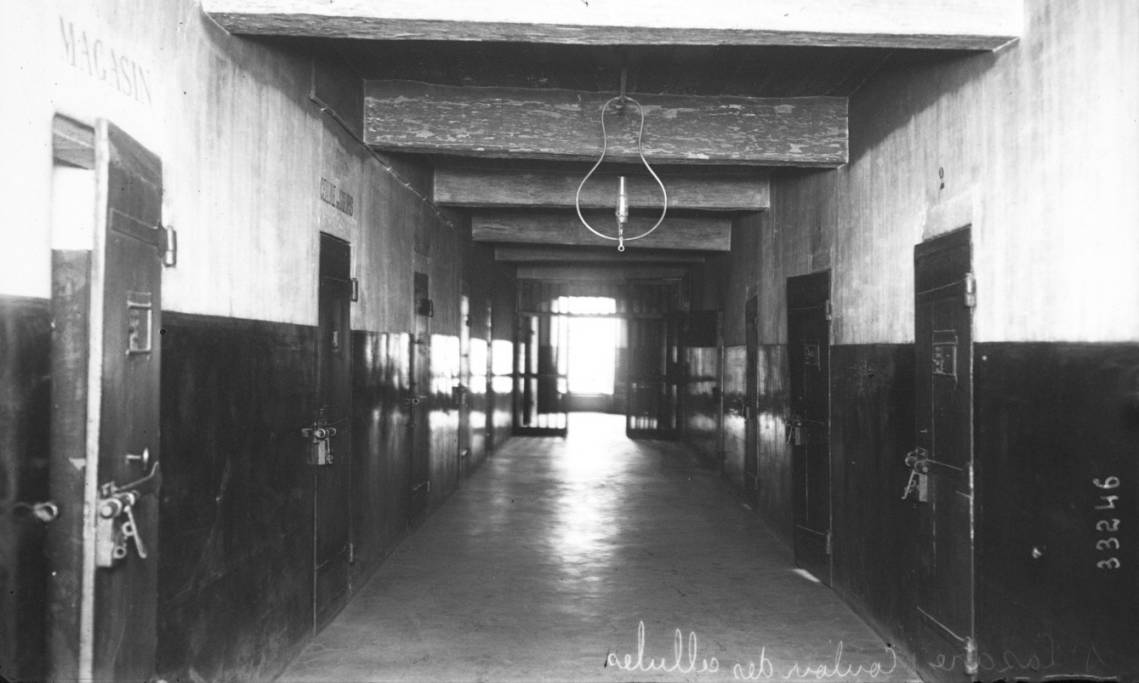 Prison des femmes Saint-Lazare, couloir des cellules, Agence Rol, 1913 - source : Gallica-BnF